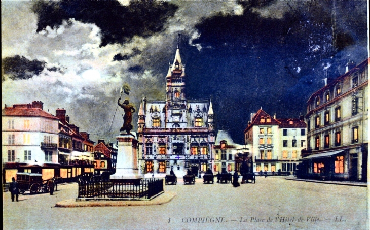 Place de l'Hôtel de Ville, vers 1914 (carte postale ancienne). - Compiègne