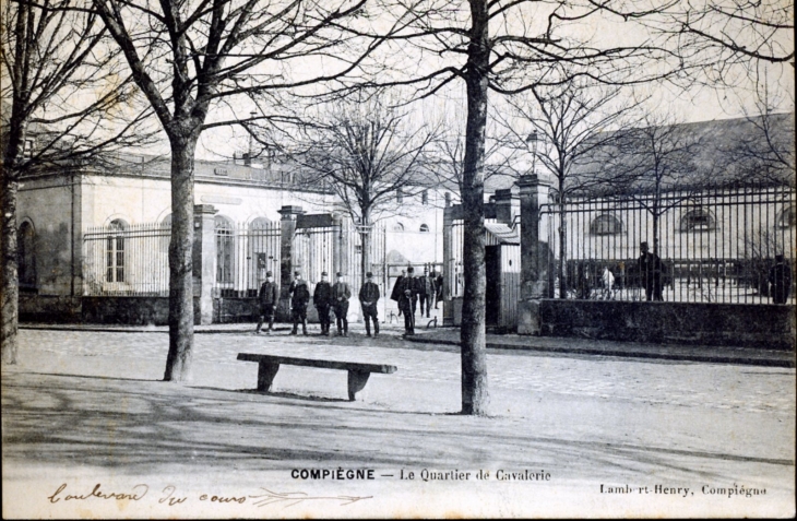 Le quartier de Cavalerie, vers 1914 (carte postale ancienne). - Compiègne