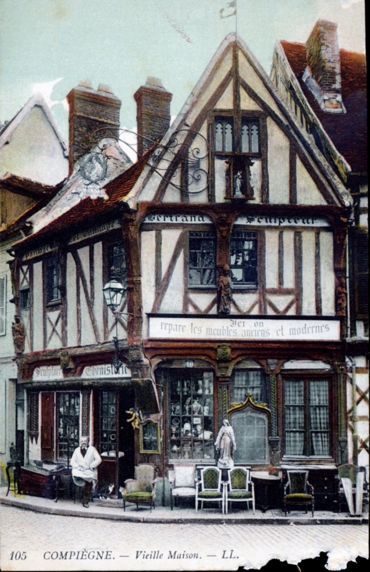 Vieille maison, vers 1914 (carte postale ancienne). - Compiègne