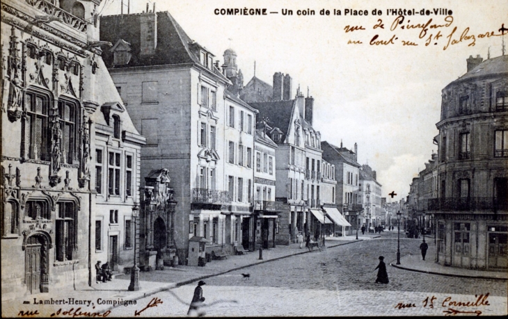 Un coin de la place de l'Hôtel de Ville, vers 1914 (carte postale ancienne). - Compiègne