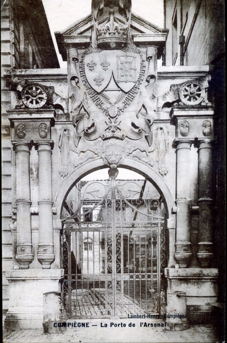 La porte de l'Arsenal, vers 1914 (carte postale ancienne). - Compiègne