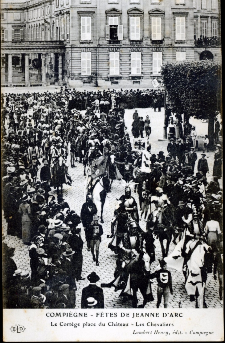 Fêtes de Jeanne d'Arc - Le Cortège place du Château - Les Chevaliers, vers 1910 (carte postale ancienne). - Compiègne