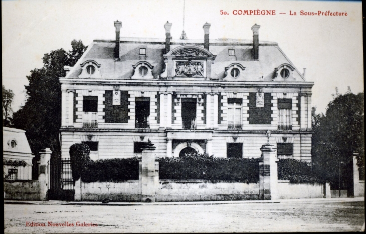 La Sous-Préfecture, vers 1914 (carte postale ancienne). - Compiègne