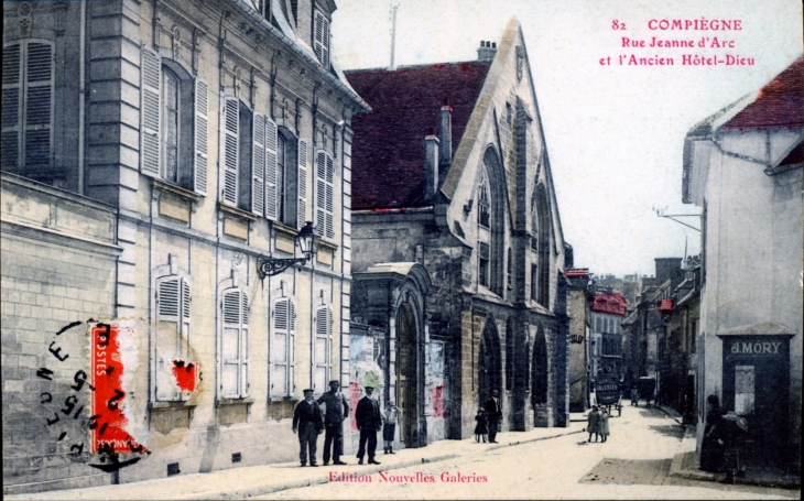 Rue Jeanne D'Arc et l'ancien Hôtel Dieu, vers 1914 (carte postale ancienne). - Compiègne