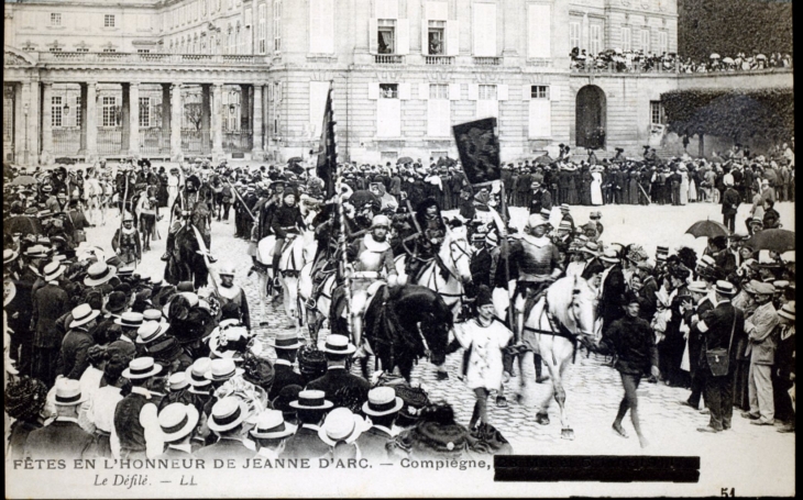 Fêtes en l'honneur de Jeanne d'Arc - Le Défilé, vers 1910 (carte postale ancienne). - Compiègne