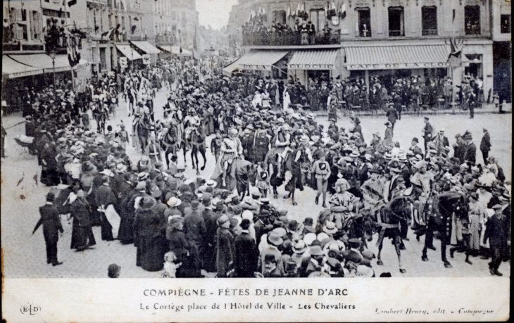 Fêtes de Jeanne d'Arc - Le Cortège place de l'Hôtel de Ville - Les Chevaliers, vers 1914 (carte postale ancienne). - Compiègne