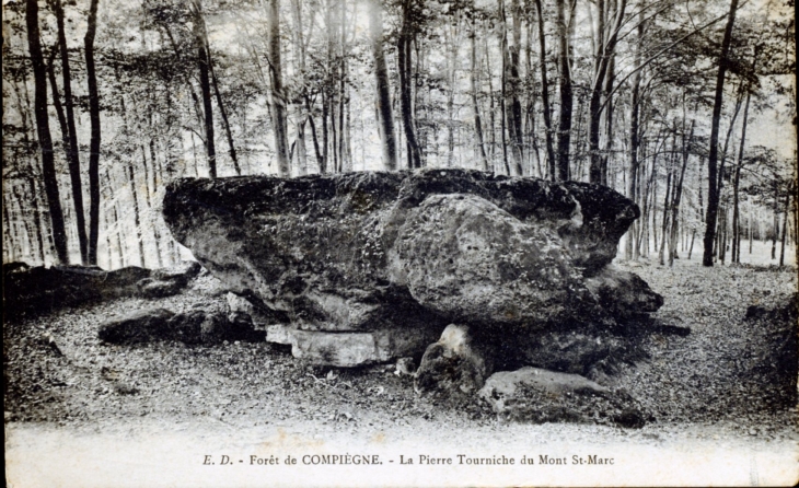 Forêt de Compiègne - La Pierre Tourniche du Mont Saint-Marc, vers 1914 (carte postale ancienne).