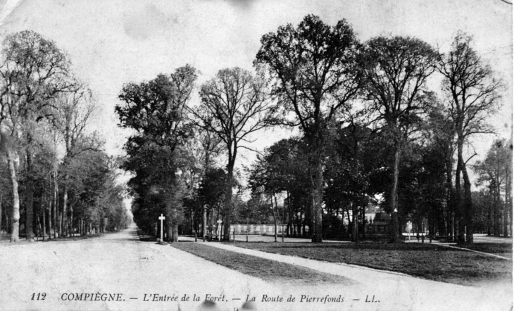 L'entrée de la Forêt - La route de Pierrefonds, vers 1910 (carte postale ancienne). - Compiègne