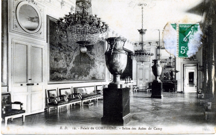 Palais de Compiègne -  Salon des Aides de Camp, vers 1914 (carte postale ancienne).