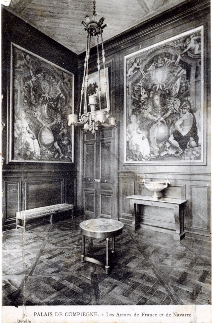 Palais de Compiègne - Les Armes de France et de Navarre, vers 1914 (carte postale ancienne).