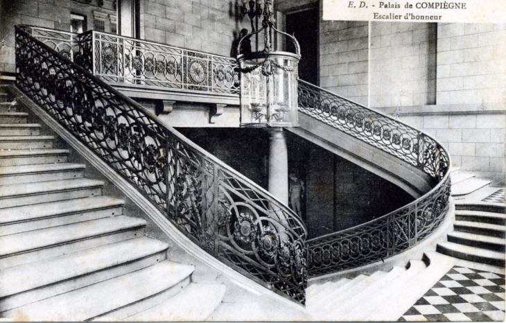 Palais de Compiègne - Escalier d'Honneur, vers 1914 (carte postale ancienne).