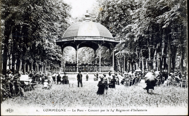 Le Parc - Concert par le 54e Régiment d'Infanterie, vers 1914 (carte postale ancienne). - Compiègne