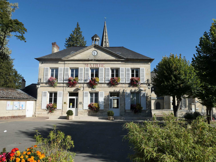 La mairie devant l'église - Cuts