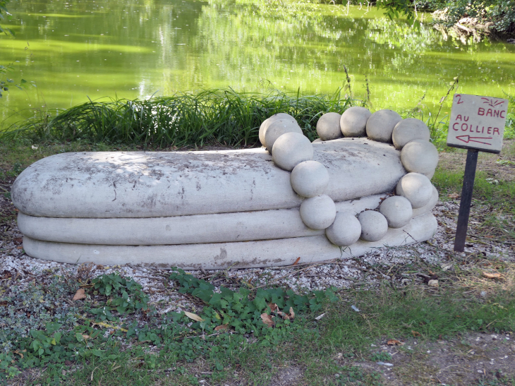 Sculpture contemporaine dans le parc - Dives