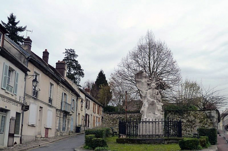 La statue de Jean Jacques Rousseau - Ermenonville