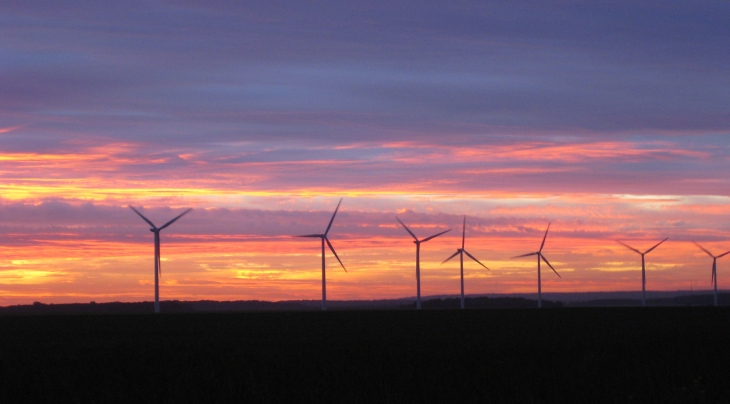 LES EOLIENNES ENTRE REMERANGLES ET ST RIMAULT - Essuiles