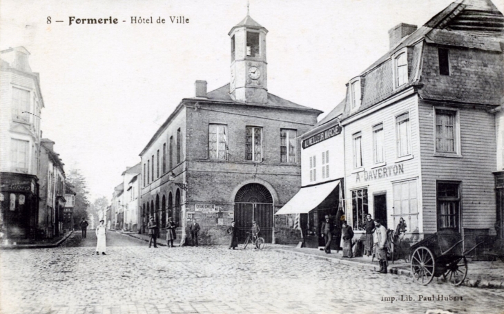 Hôtel de Ville, vers 1916 (carte postale ancienne). - Formerie