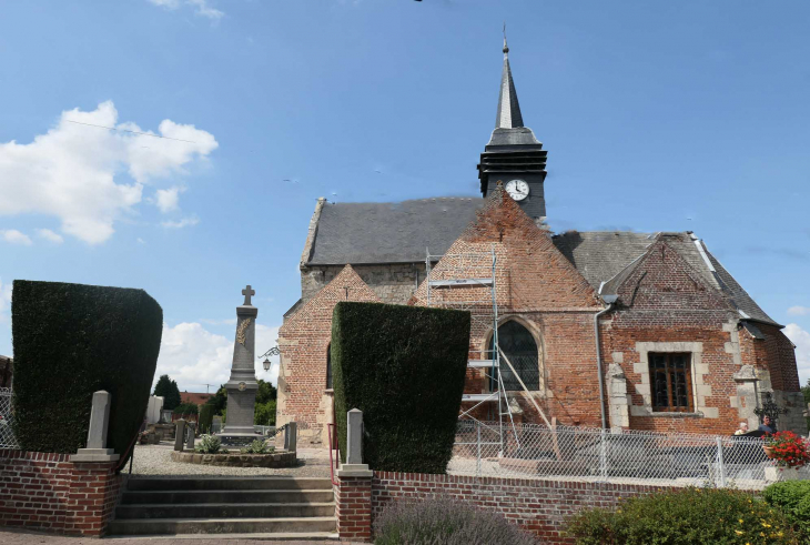 Devant l'église - Fréniches