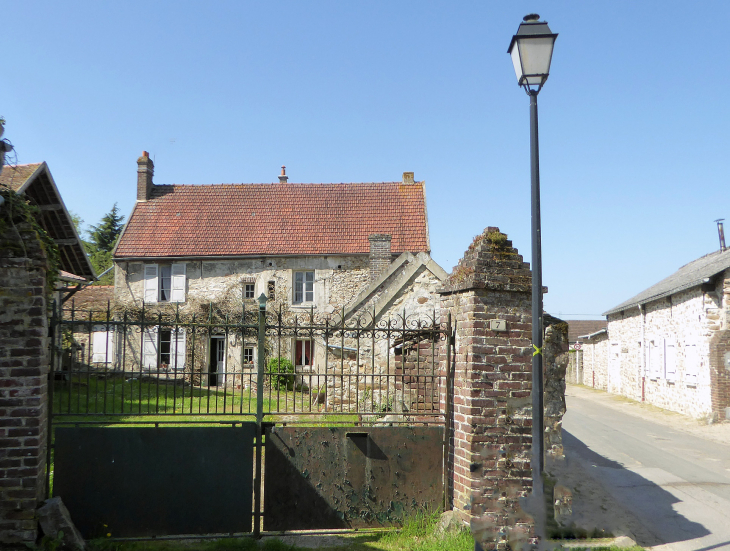 Maison dans le village - Fresnoy-le-Luat