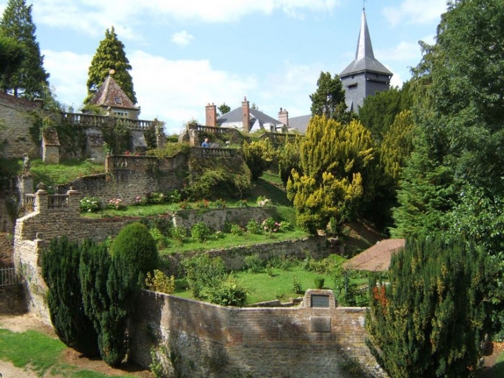 Ruines de l'ancienne forteresse transformée en jardin - Gerberoy