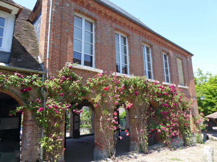 Rue Henri le Sidaner : la halle sous la mairie - Gerberoy