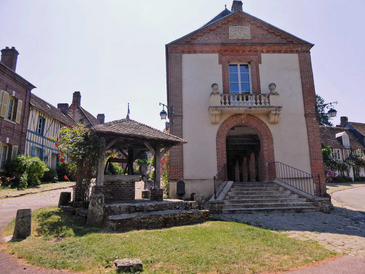 Rue Henri le Sidaner : l'entrée de la mairie - Gerberoy