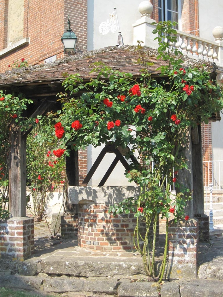 Le puits fleuri à l'entrée du village - Gerberoy