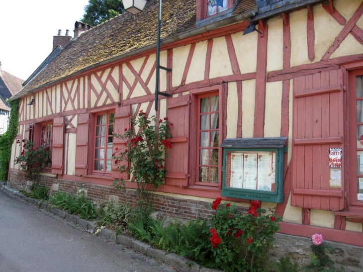 Une ancienne maison dans la rue principale - Gerberoy