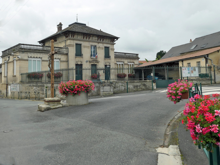 La mairie-école et le calvaire - Gilocourt