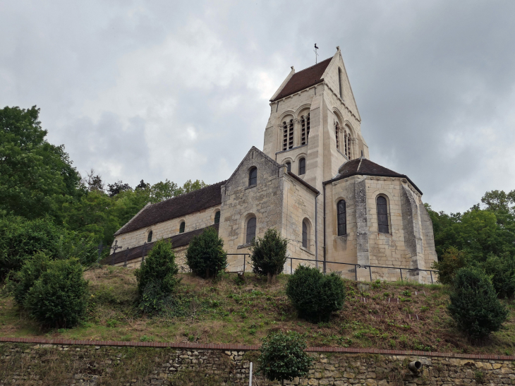 L'église au dessus du village - Glaignes