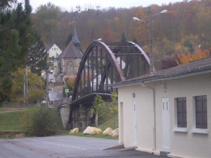 Le pont vu de la salle des fêtes - Janville