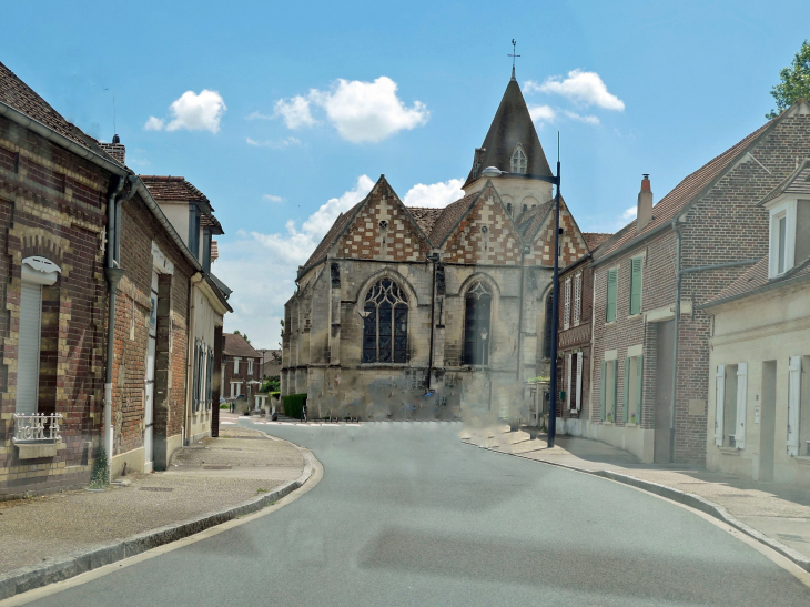 La rue principale vers l'église - Jaux