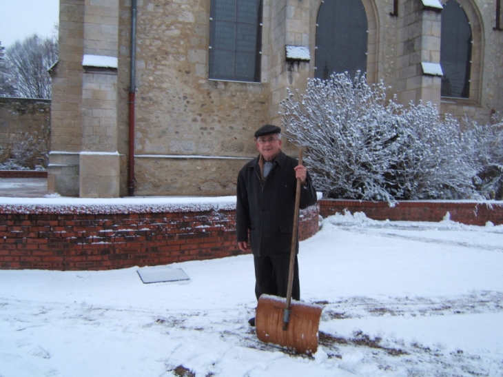 Mr  le  Curé devant l'église - Lacroix-Saint-Ouen