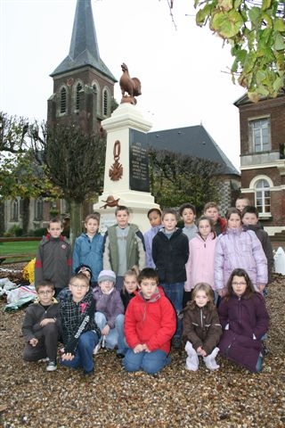 Classe CM1 devant le Monument aux Morts du Coudray-St-Germer - Le Coudray-Saint-Germer