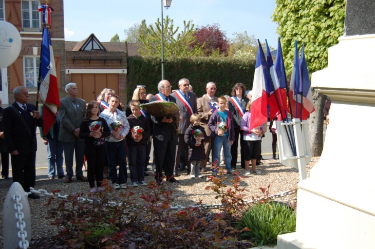 Envole des ballons en souvenir de ceux qui sont morts pour la France devant le Monument aux Morts - Le Coudray-Saint-Germer