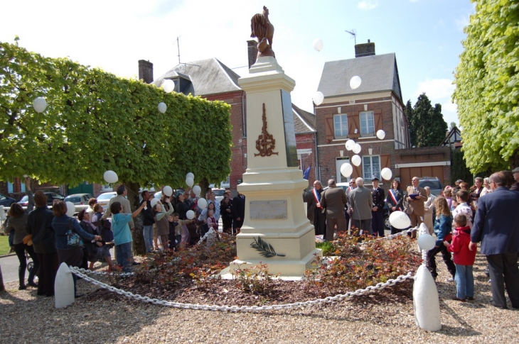 MONUMENT AUX MORTS ENVOL DE BALLONS DE L ONAC EN SOUVENIR DE NOS MORTS POUR LA fRANCE - Le Coudray-Saint-Germer