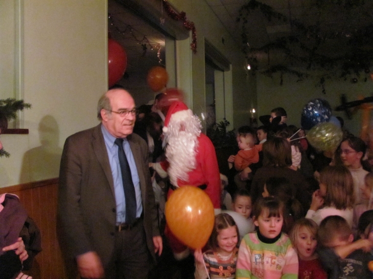 Le Père Noël arrive avec notre Maire pour le Noël des enfants de la Commune - Le Coudray-Saint-Germer