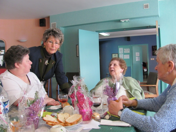 Repas de Noël à la Résidence des Personnes Agées au Coudray-St-Germer - Le Coudray-Saint-Germer