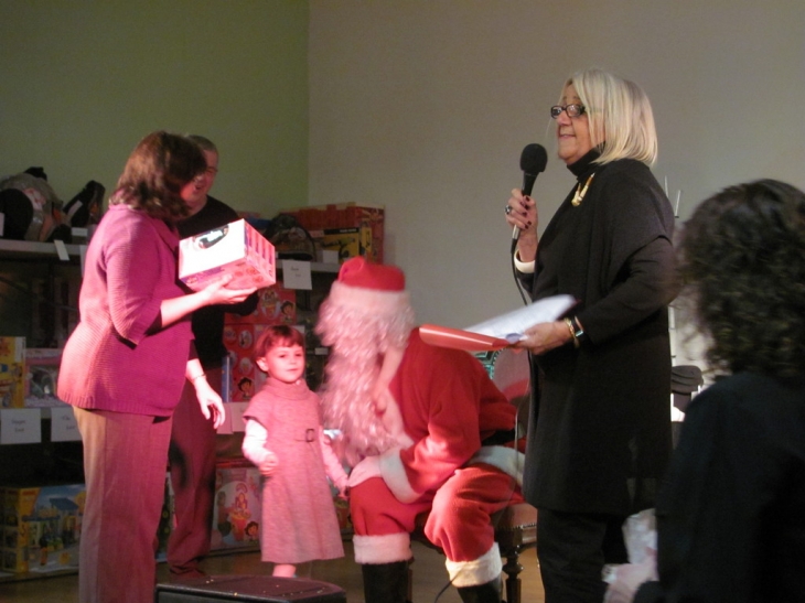 Distribution des jouets aux enfants pour Noël 2010 - Le Coudray-Saint-Germer