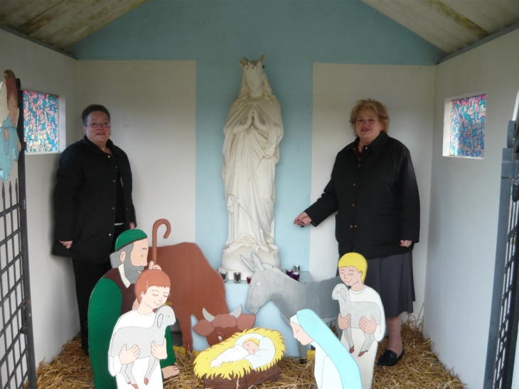 Crêche dans la Chapelle des Routis créee par Nicole & Chantal - Le Coudray-Saint-Germer