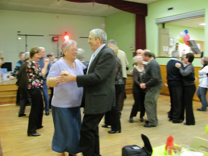 Les danseurs sur la piste, lors de la soirée des RDCoeur - Le Coudray-Saint-Germer