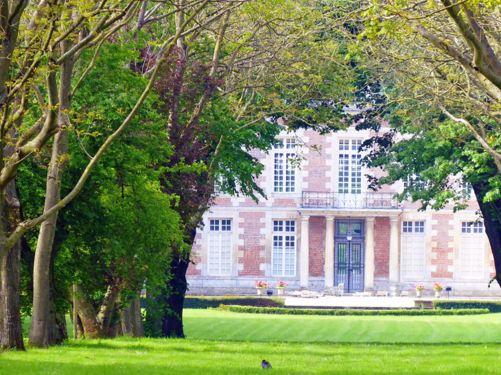 Un aperçu du château dans son parc - Le Fayel