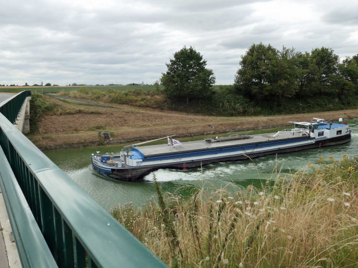 Péniche sur le canal du Nord - Libermont