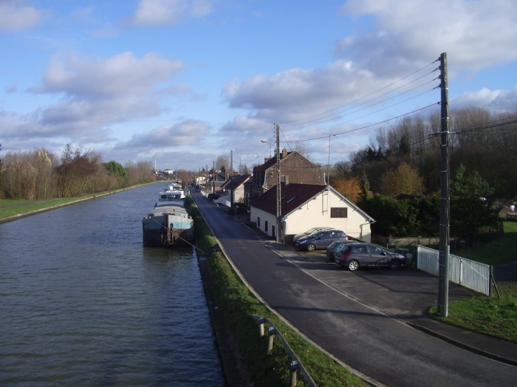 Rue au bord du canal - Longueil-Annel