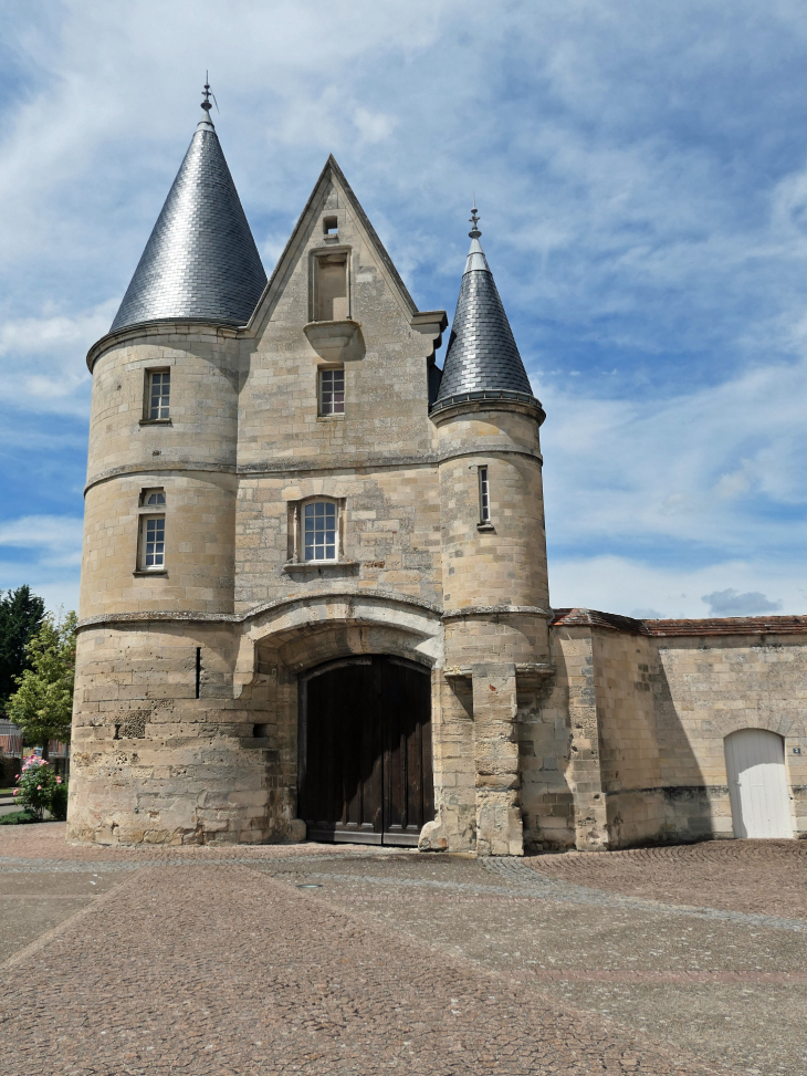 La porte fortifiée du manoir - Longueil-Sainte-Marie