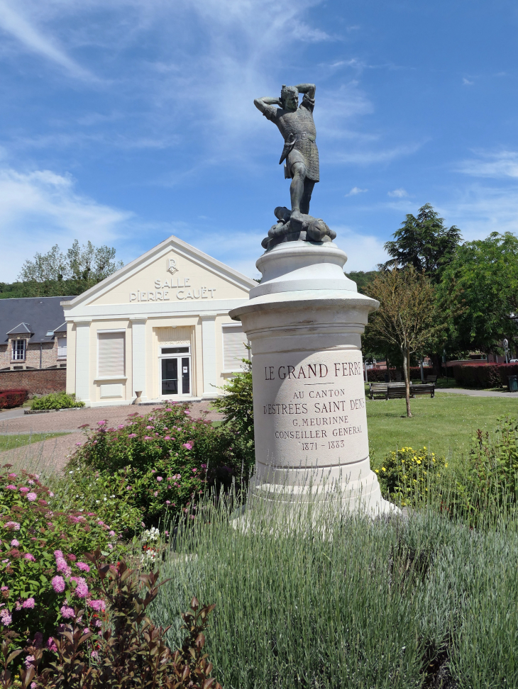 Le monument du Grand Ferré (héros local de la guerre de 100 ans) devant la salle des fêtes - Longueil-Sainte-Marie