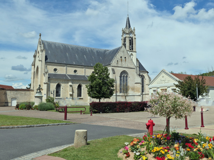 L'église Saint Martin et la salle des fêtes - Longueil-Sainte-Marie