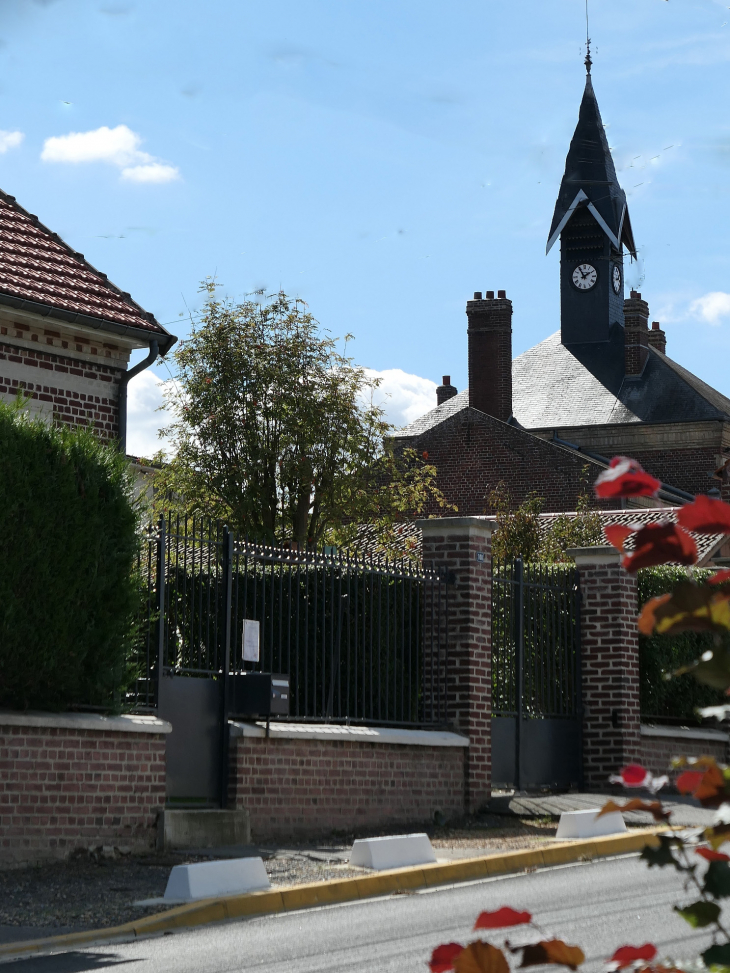 Vue sur le clocher de la mairie - Marquéglise