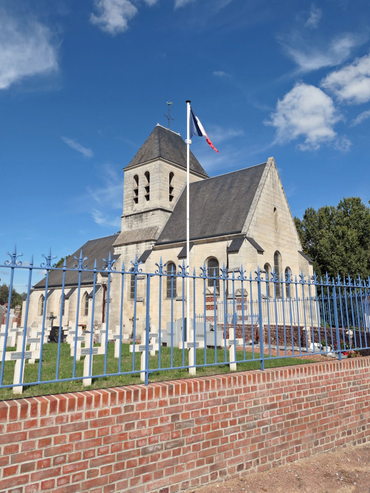 Le cimetière militaire devant l'église - Marquéglise