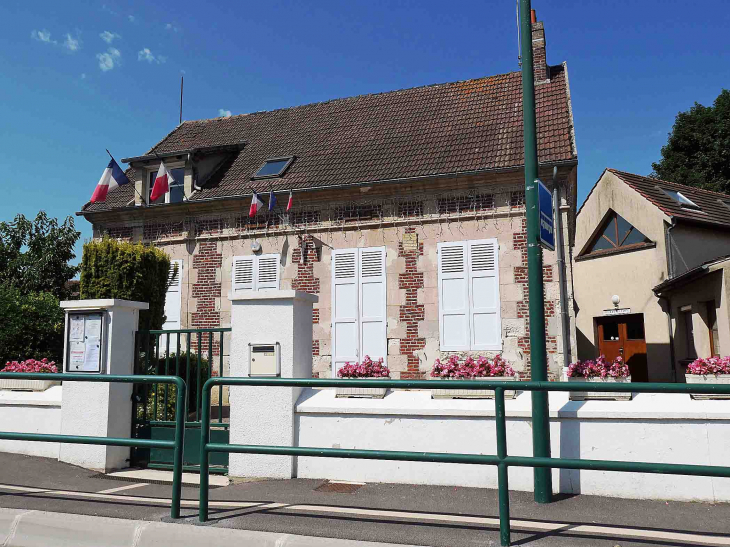 La mairie de Braisnes sur Aronde commune voisine non accessible sur la liste - Monchy-Humières